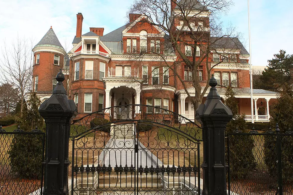 Movers Are Seen At Mansion As Cuomo Prepares To Leave Office